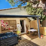 Oda ve Kahvaltı Parenthese Romantique Avec Jacuzzi Privatif Pres De Carcassonne 3*