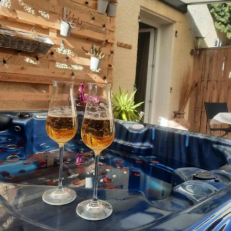 Oda ve Kahvaltı Parenthese Romantique Avec Jacuzzi Privatif Pres De Carcassonne